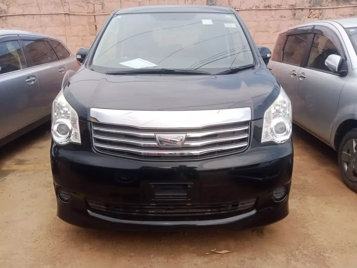 Toyota Noah - 2013