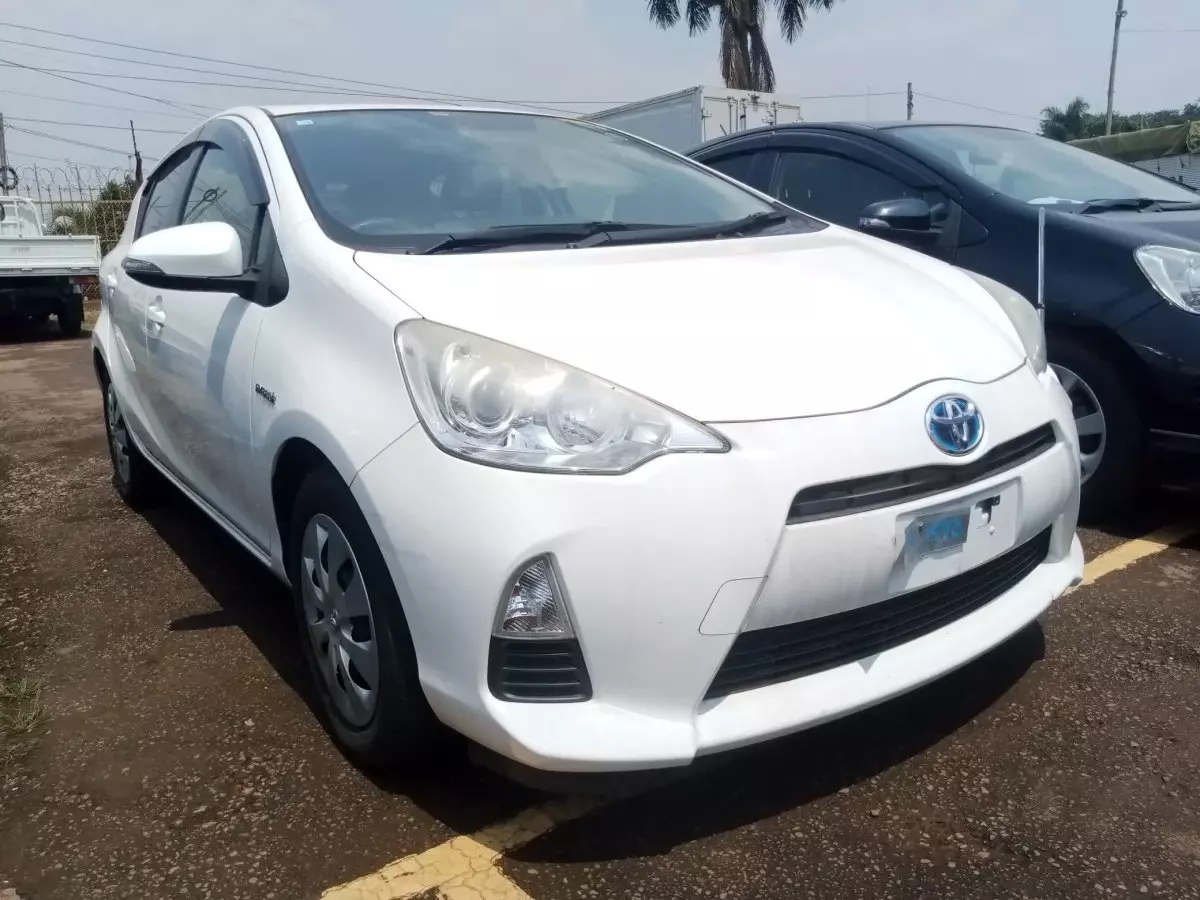 Toyota Aqua Hybrid - 2012