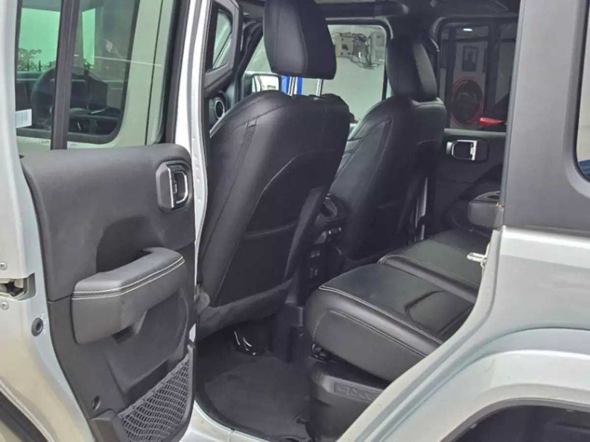 interiorBack