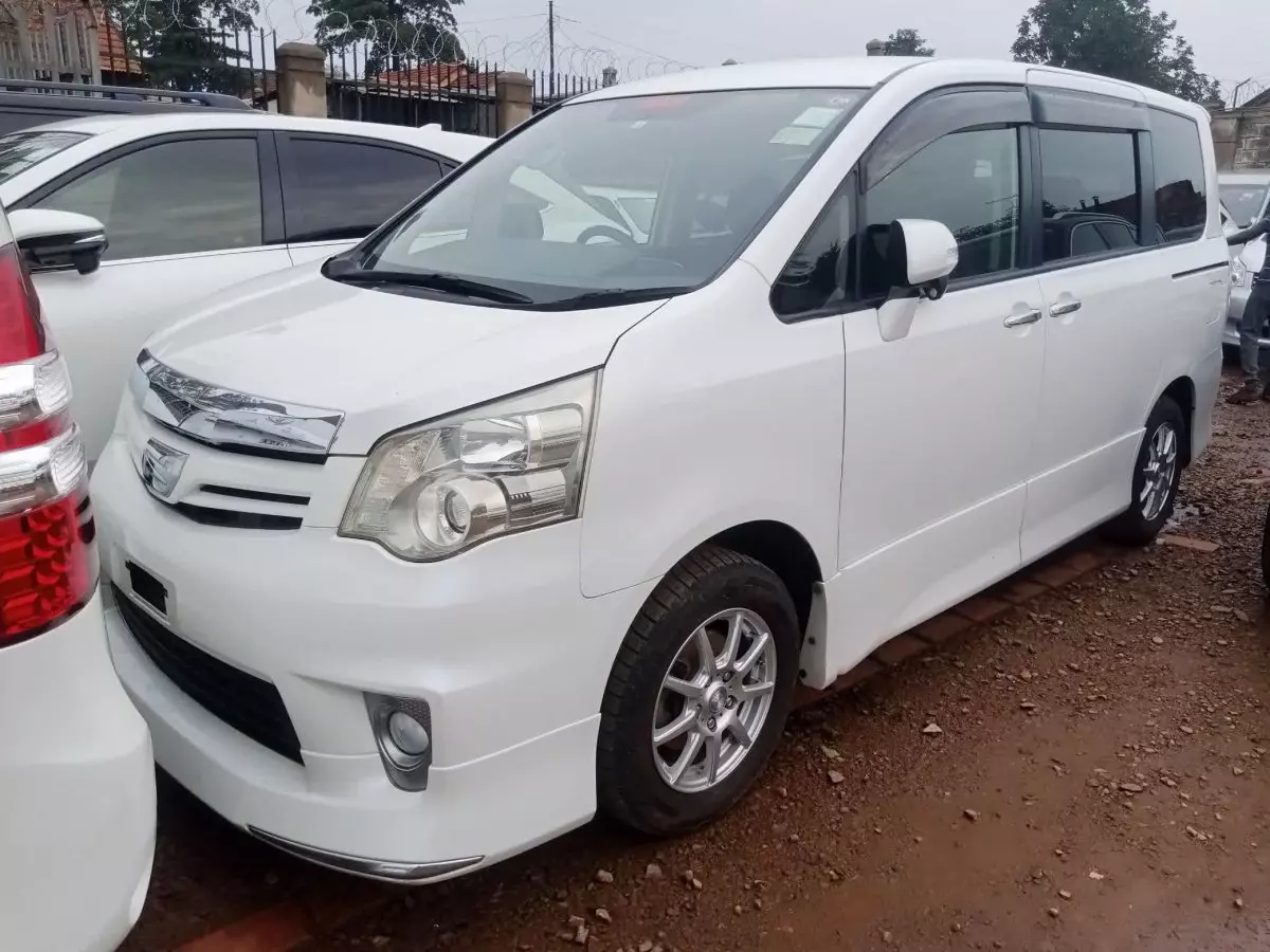 Toyota Noah   - 2012