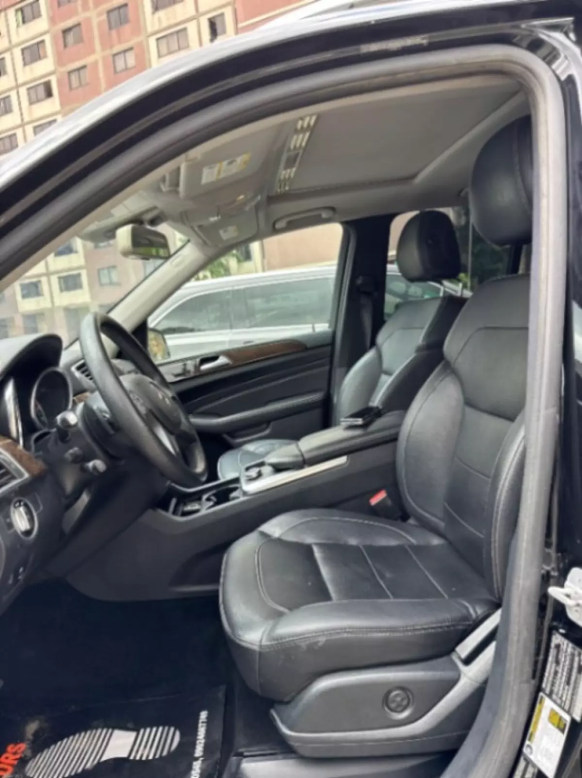 interiorFront