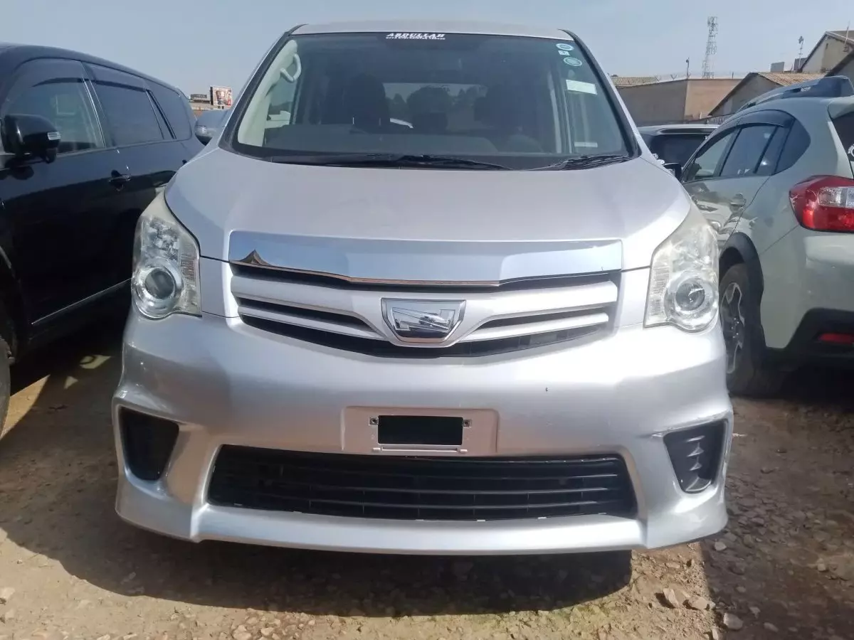 Toyota Noah   - 2012