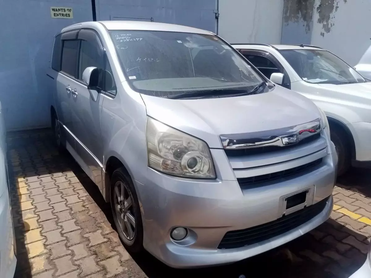 Toyota Noah - 2011