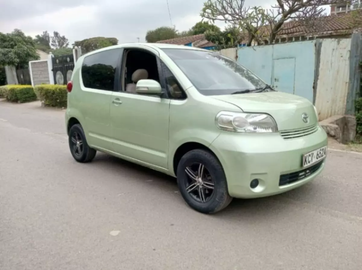 Toyota Porte - 2012