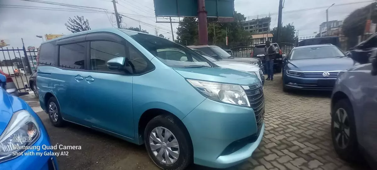 Toyota Noah - 2016