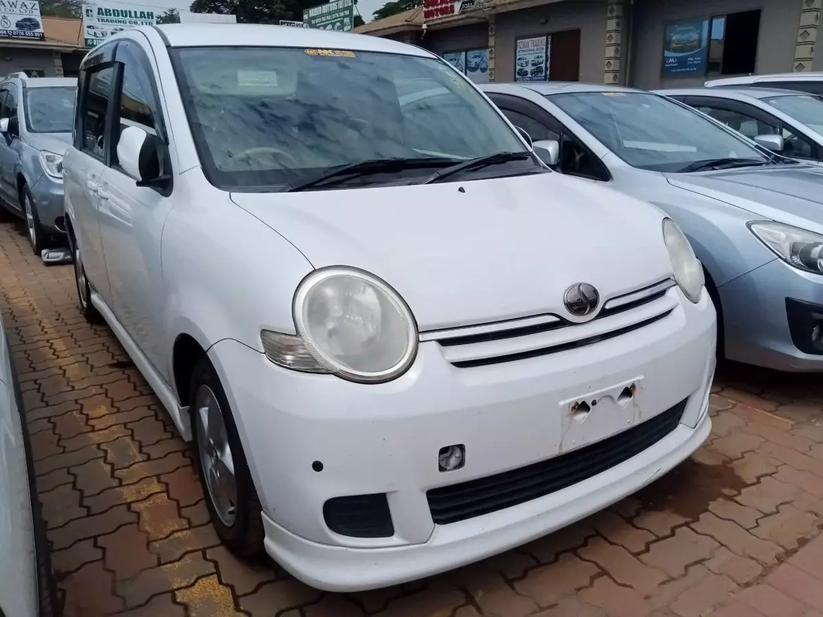 Toyota Sienta - 2011