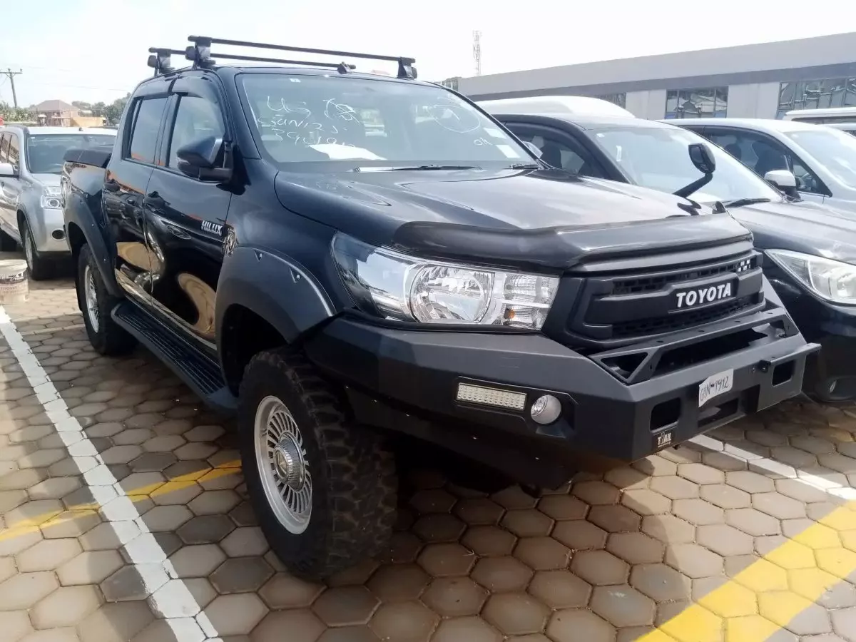 Toyota Hilux   - 2017