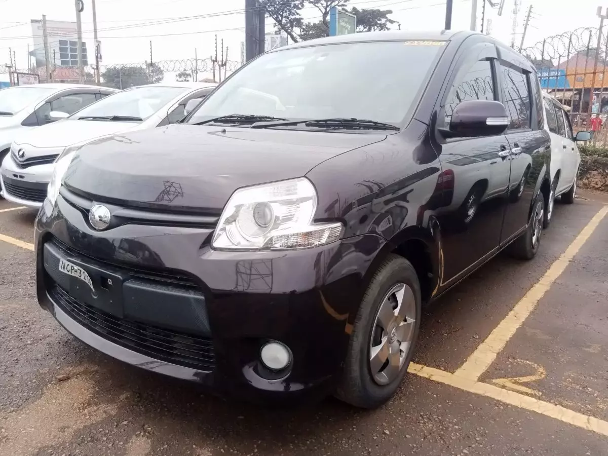 Toyota Sienta - 2012