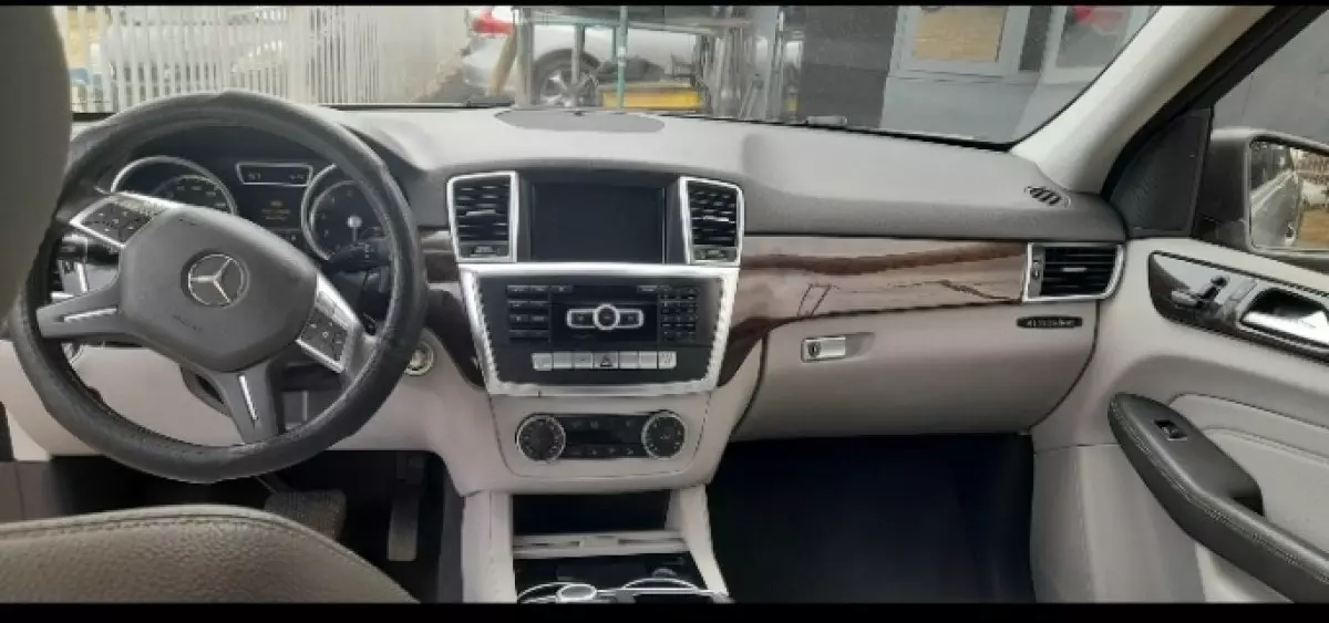 interiorFront