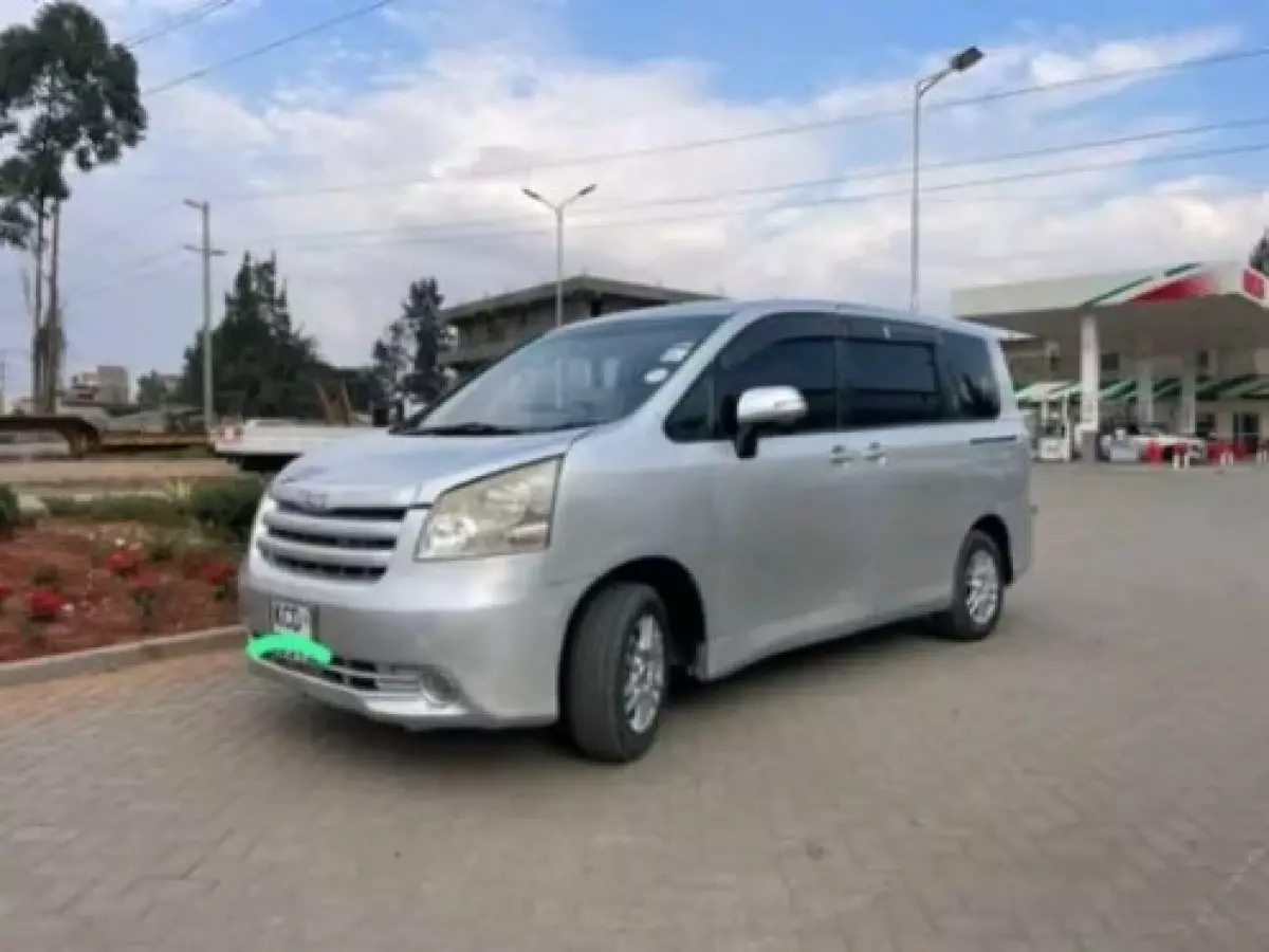 Toyota Noah - 2009