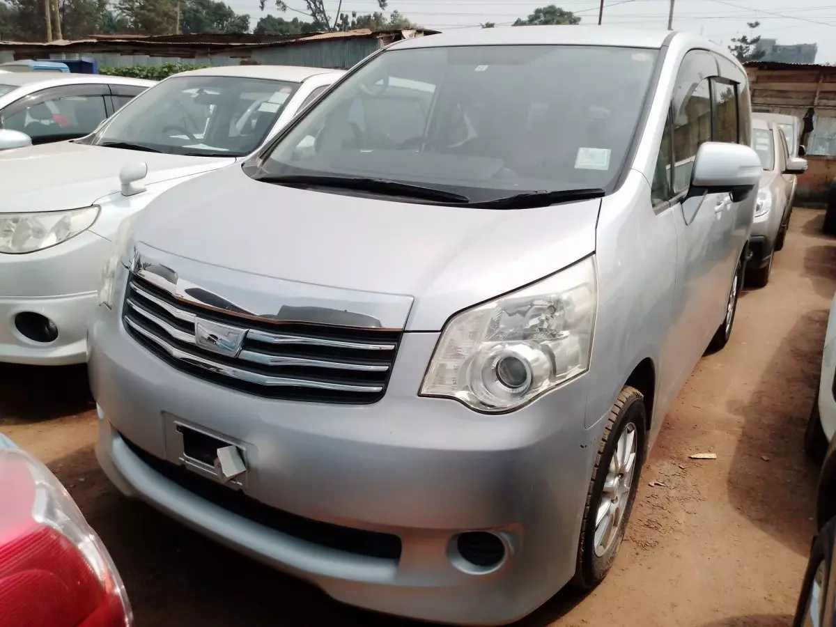 Toyota Noah - 2010