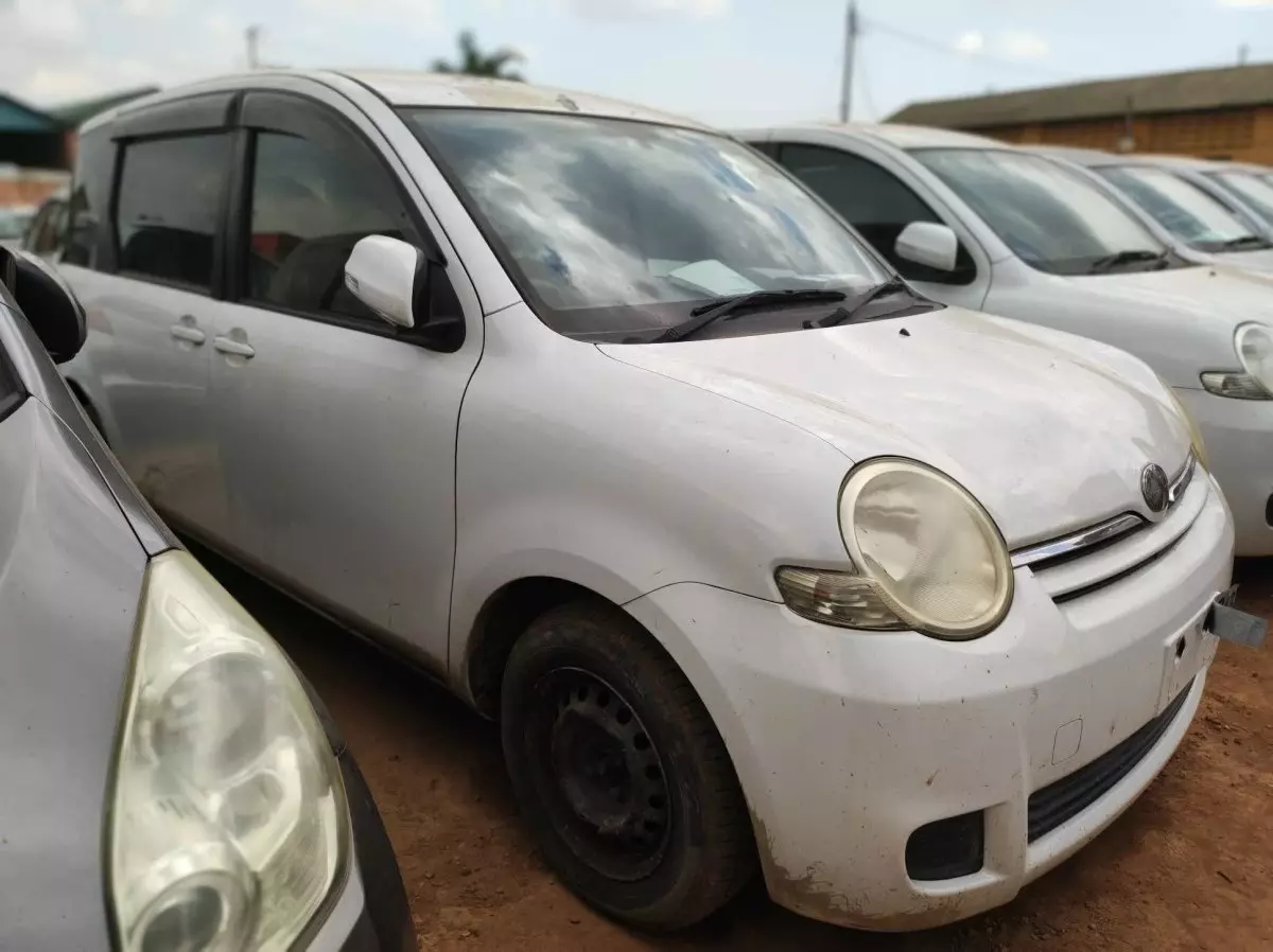 Toyota Sienta - 2008