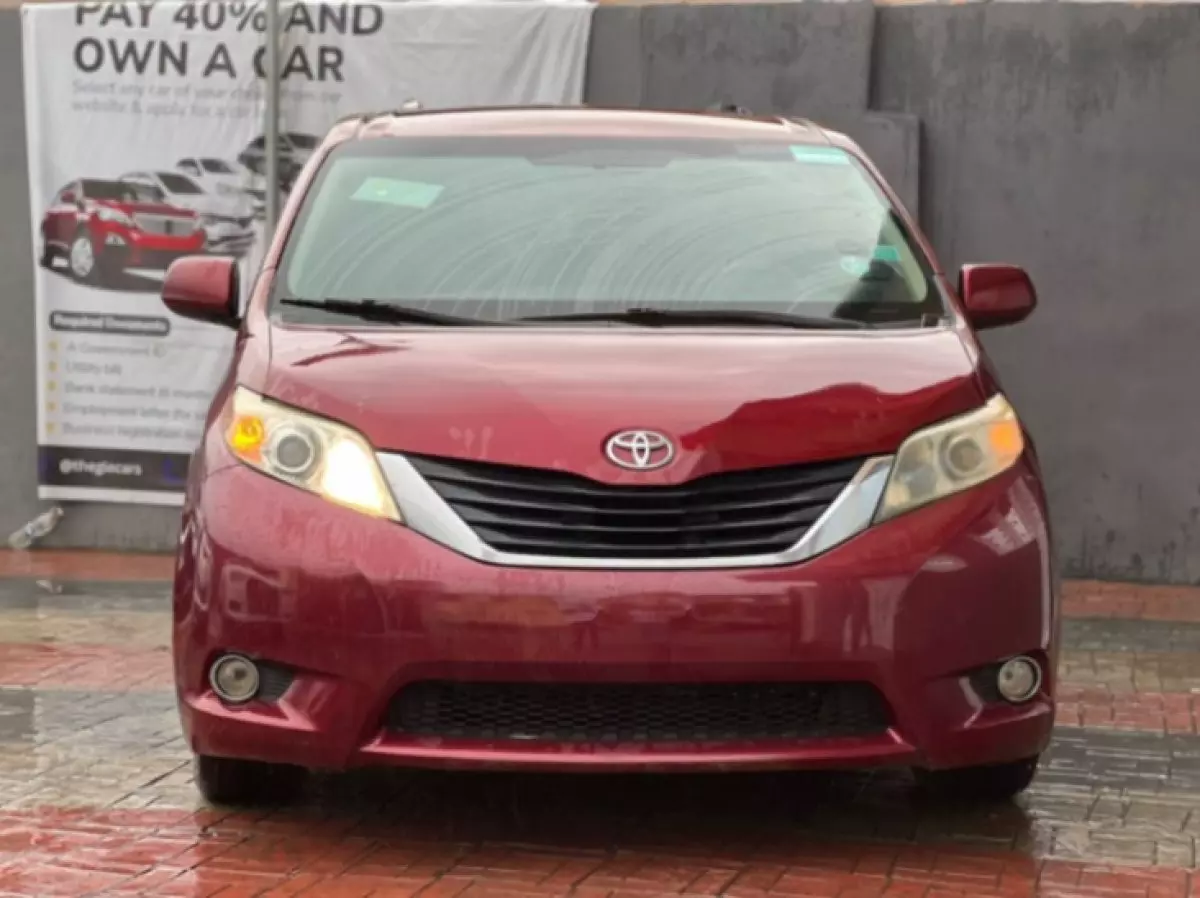 Toyota Sienna - 2013