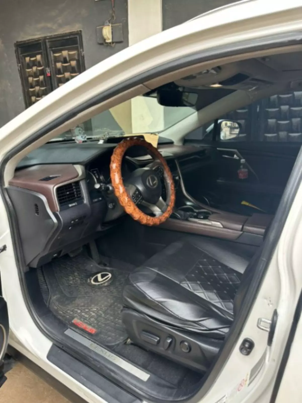 interiorFront