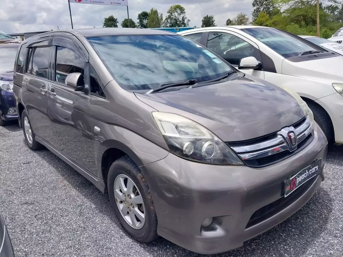 Toyota Isis  - 2012