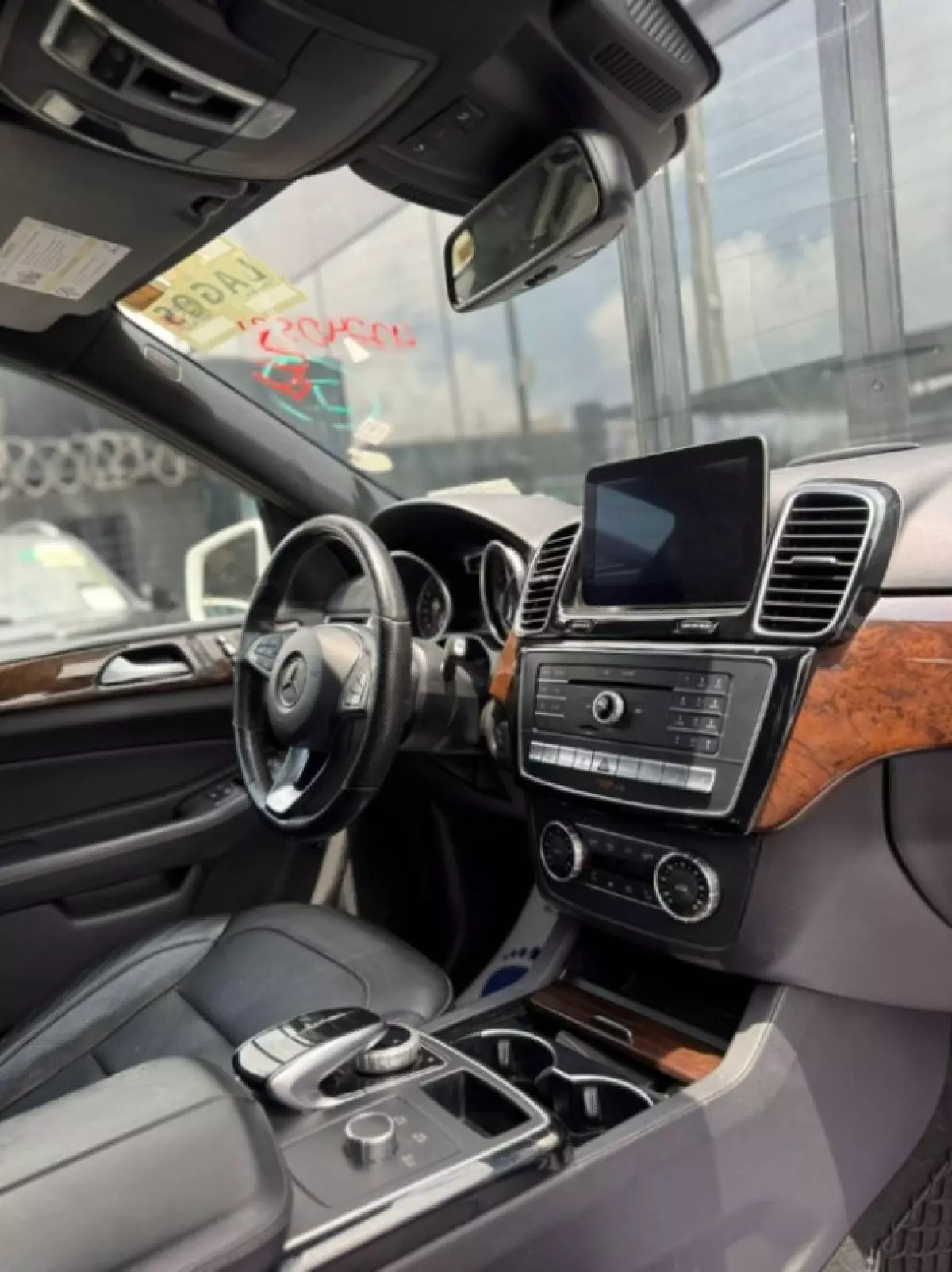 interiorFront