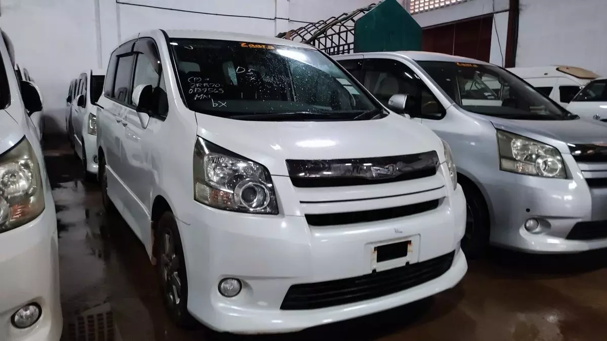 Toyota Noah - 2010