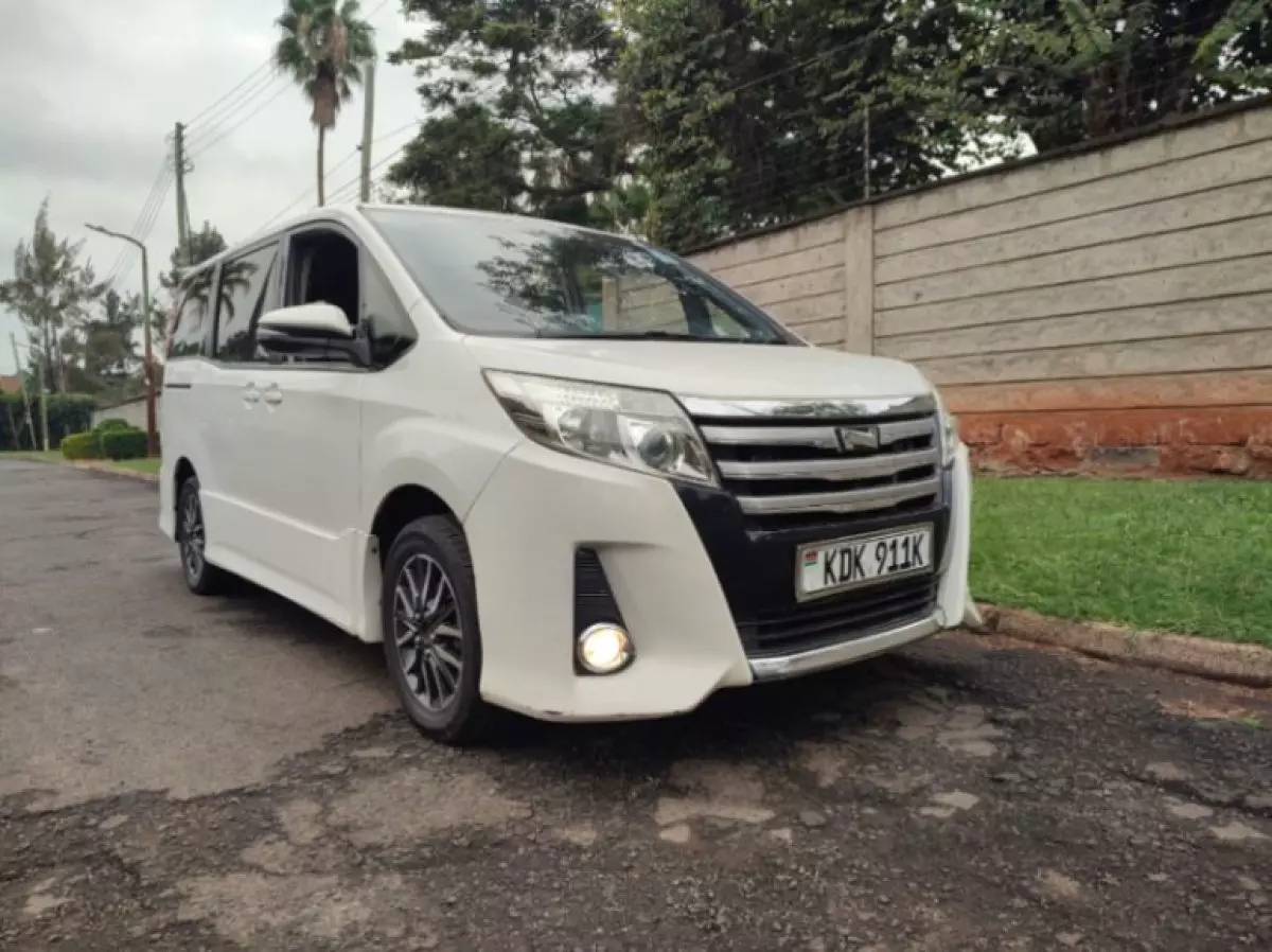 Toyota Noah - 2015
