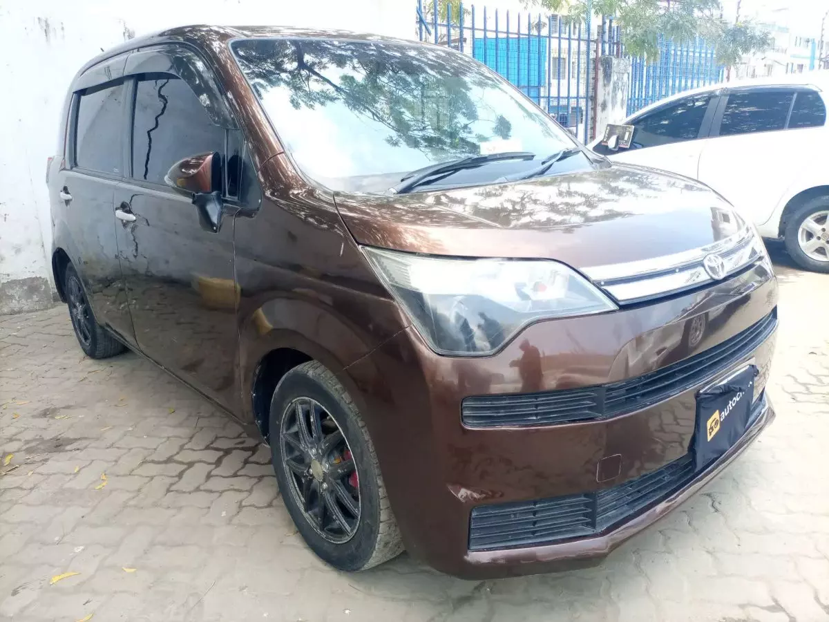 Toyota Spade  - 2012