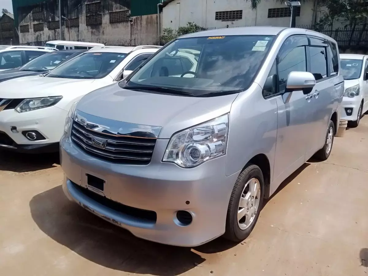 Toyota Noah - 2012