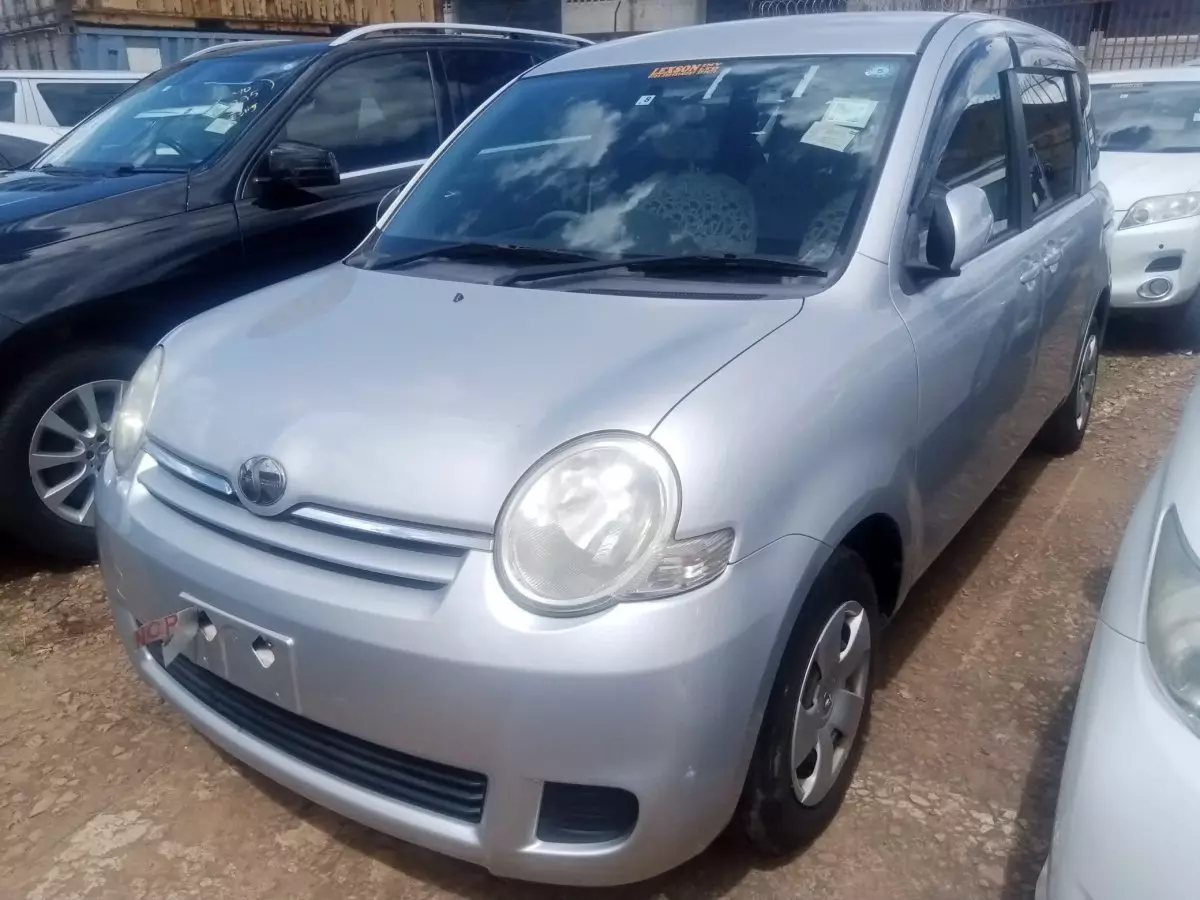 Toyota Sienta - 2010