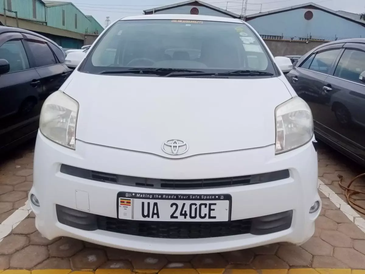 Toyota Passo Sette - 2010