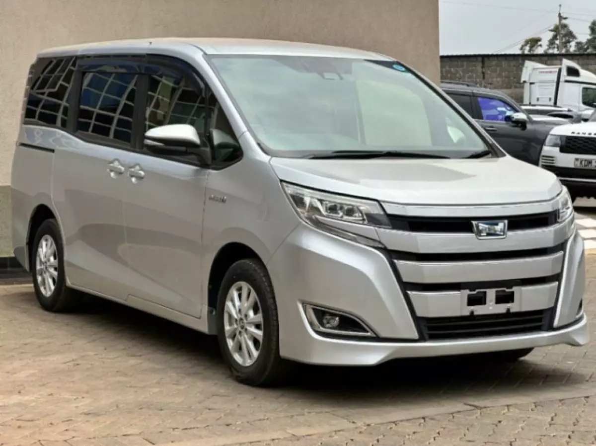 Toyota Noah Hybrid - 2018