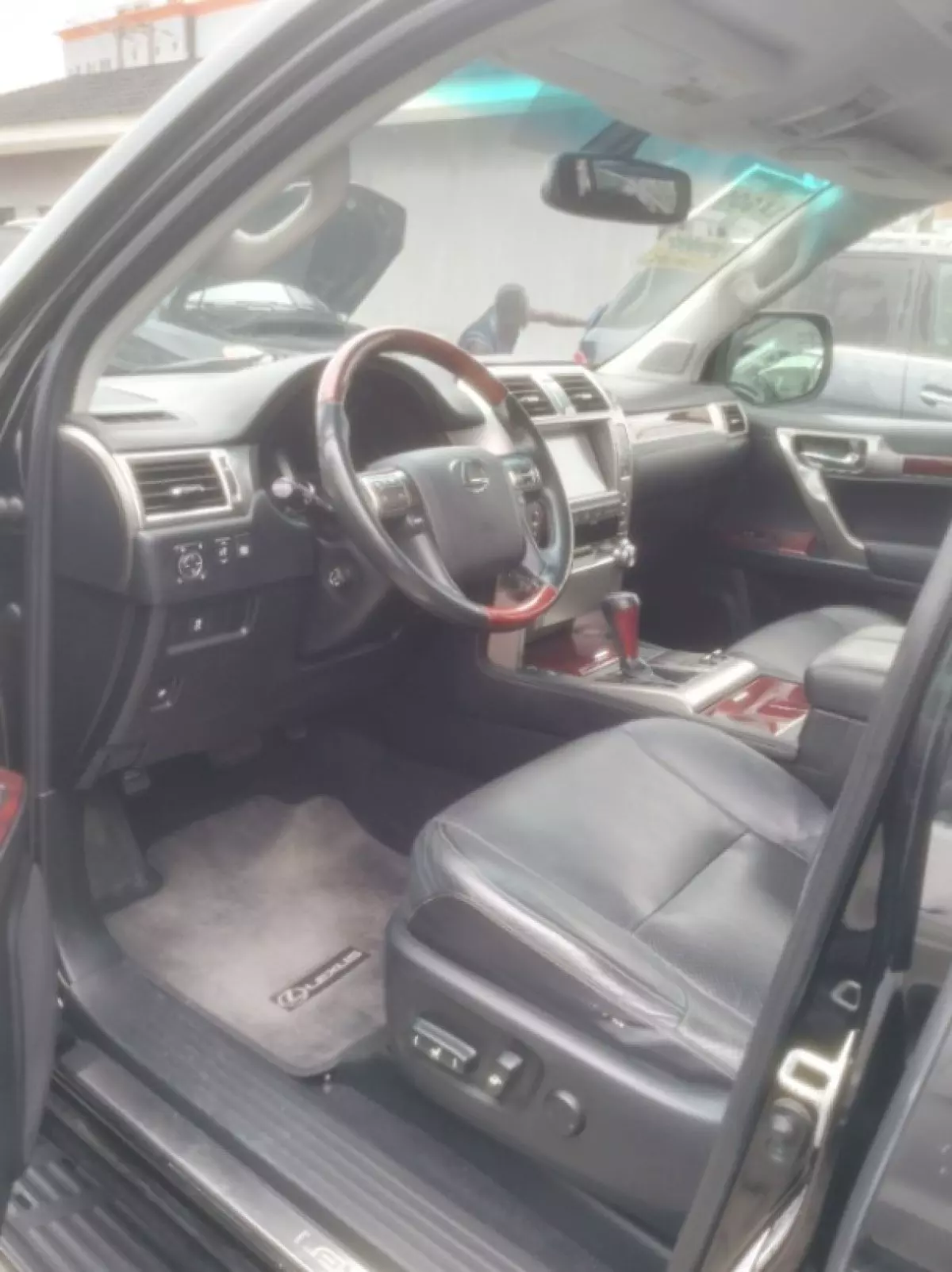 interiorFront