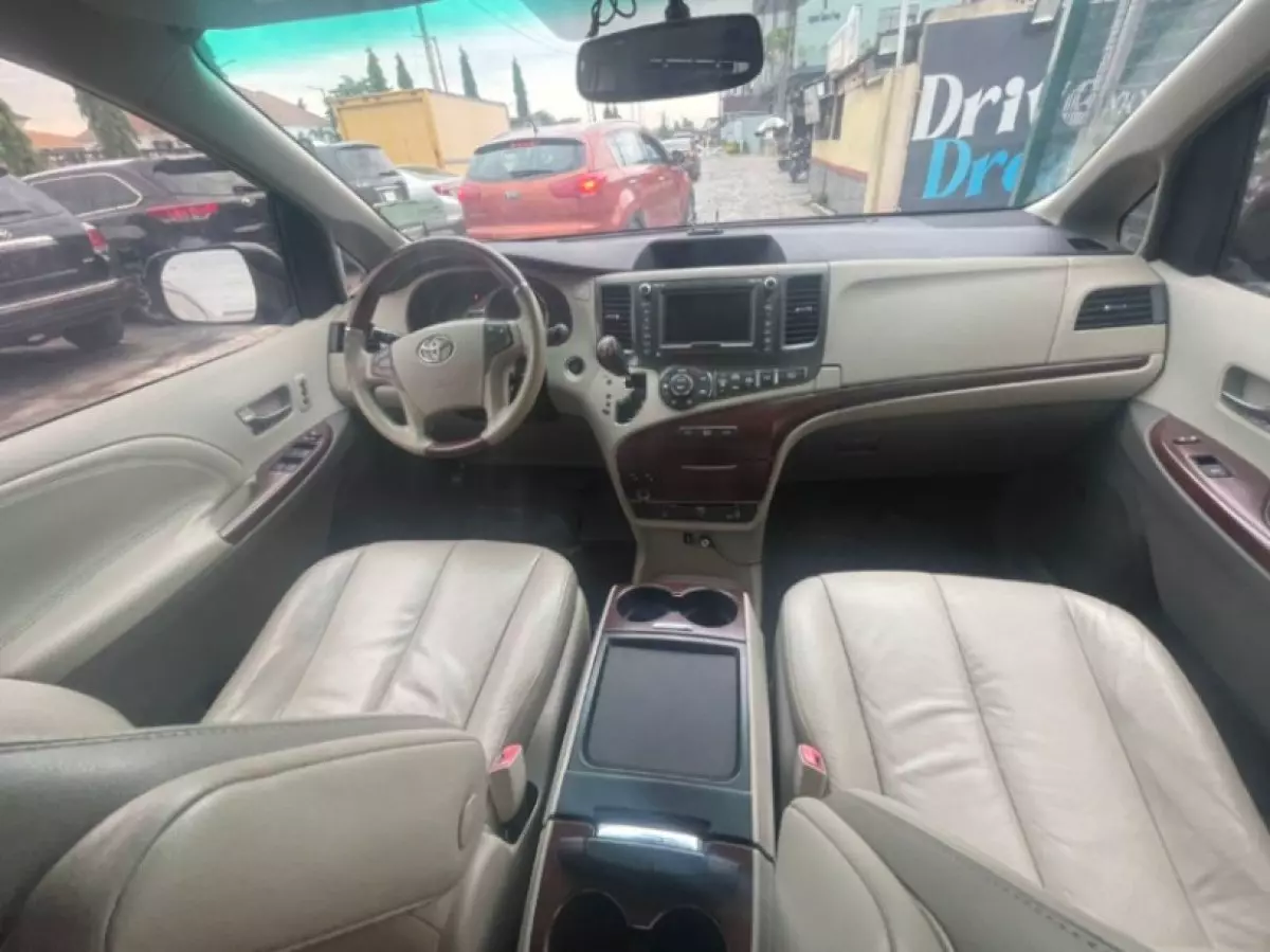 interiorFront