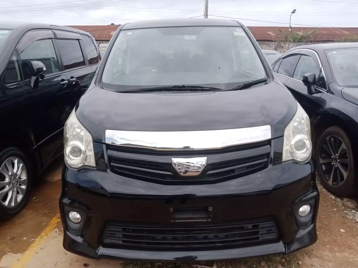 Toyota Noah - 2012