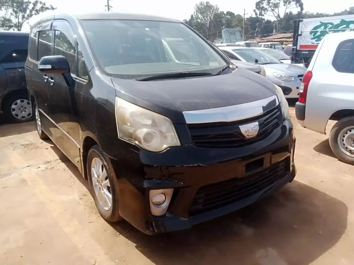 Toyota Noah - 2012