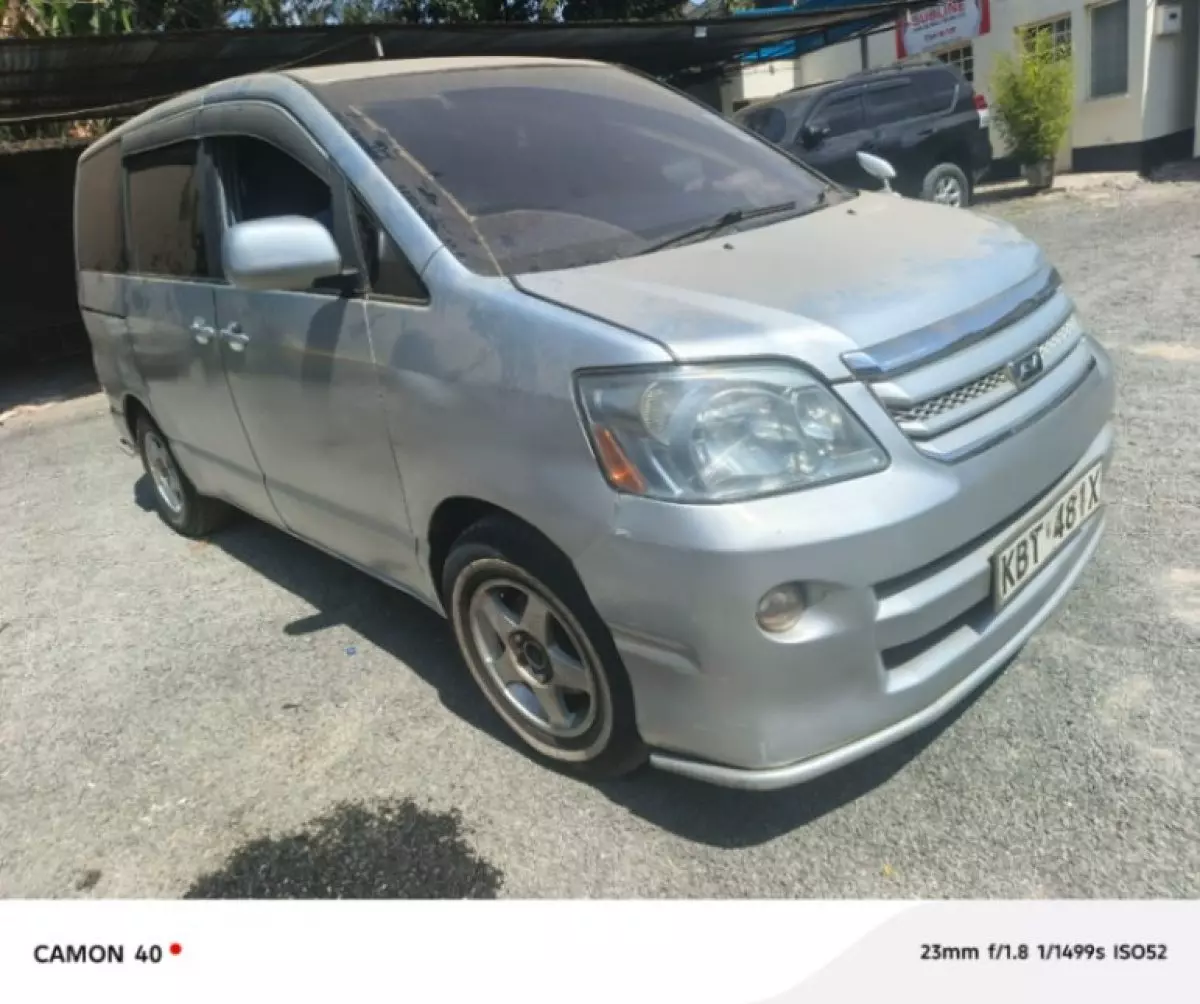 Toyota Noah - 2005