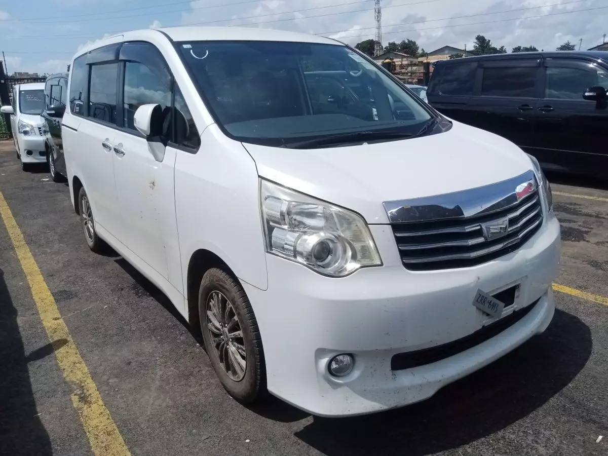 Toyota Noah - 2012
