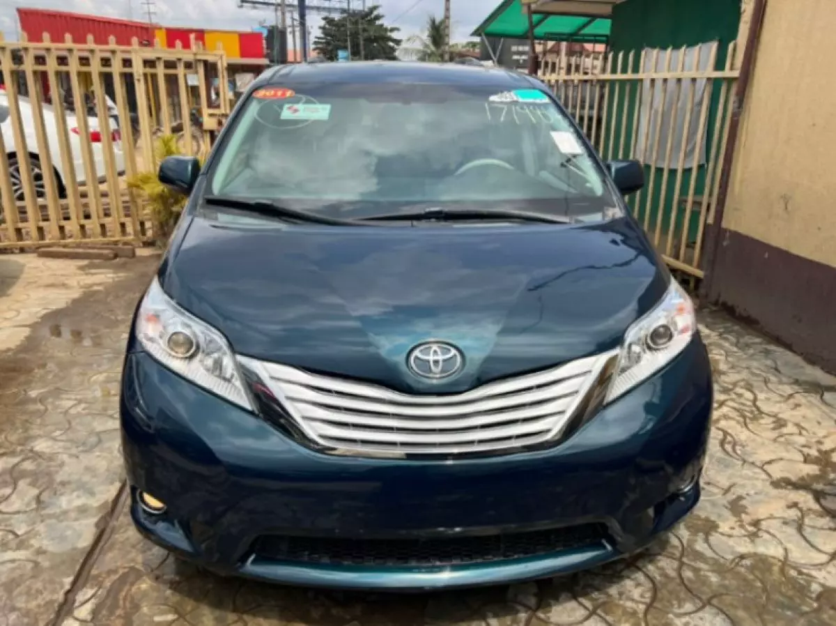 Toyota Sienna - 2012