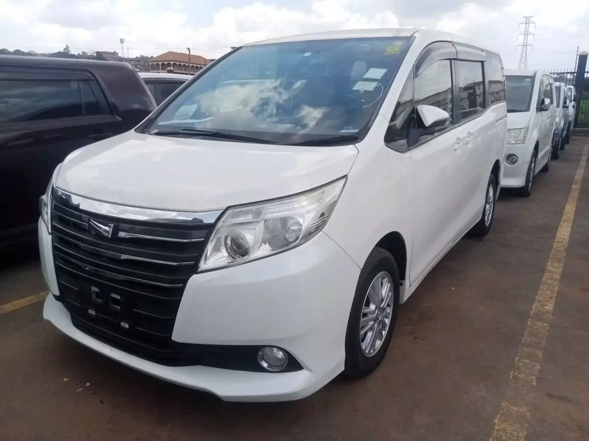 Toyota Noah - 2014