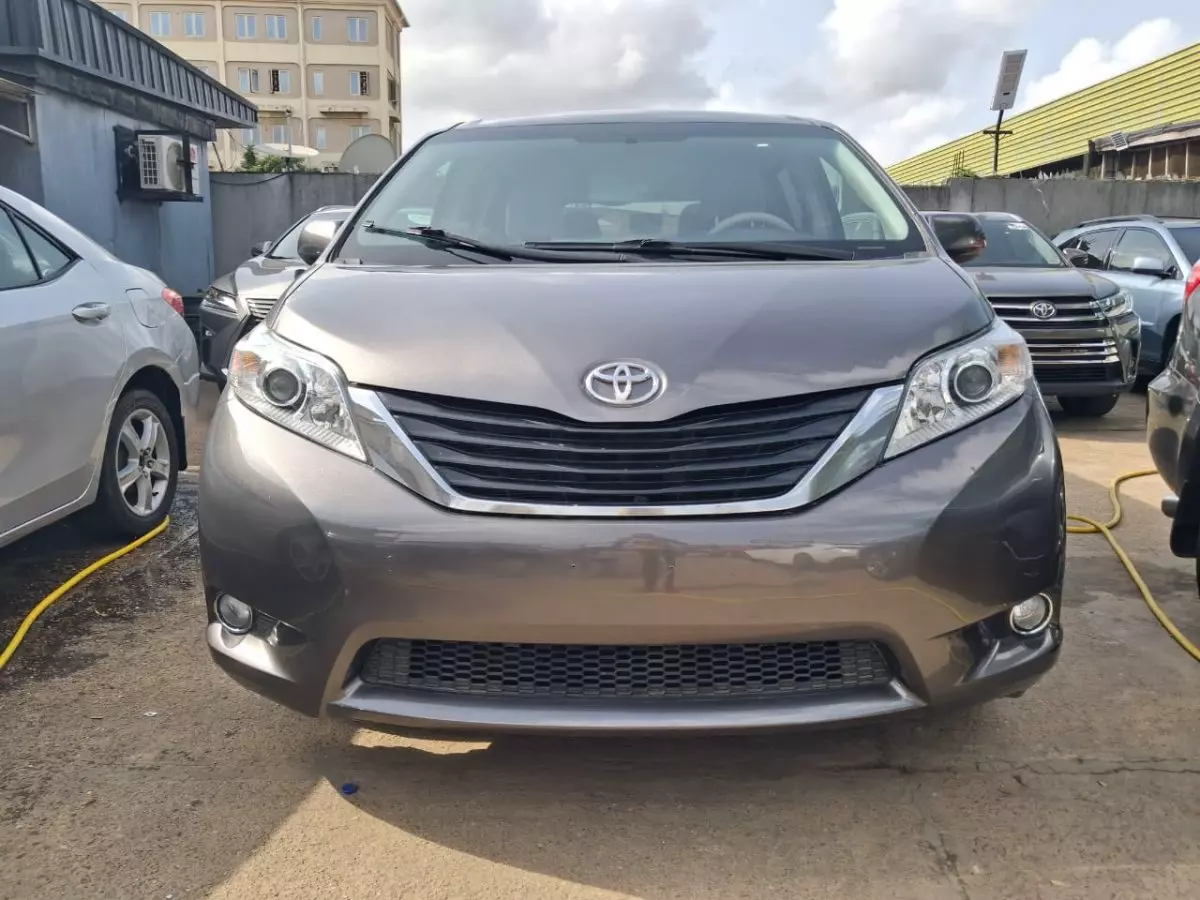 Toyota Sienna - 2011