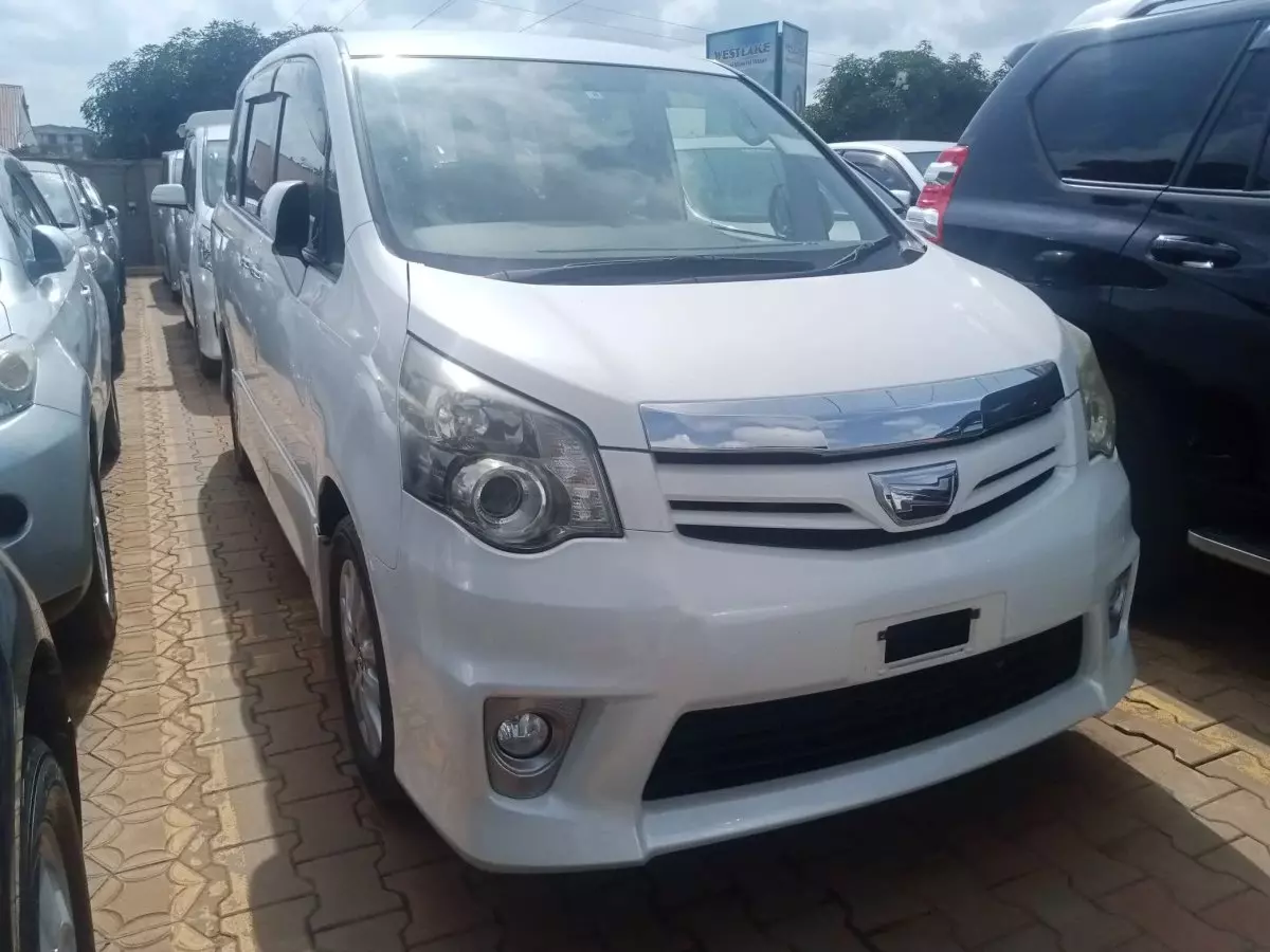 Toyota Noah - 2011