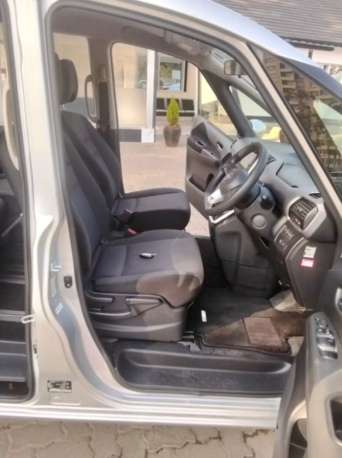 interiorFront