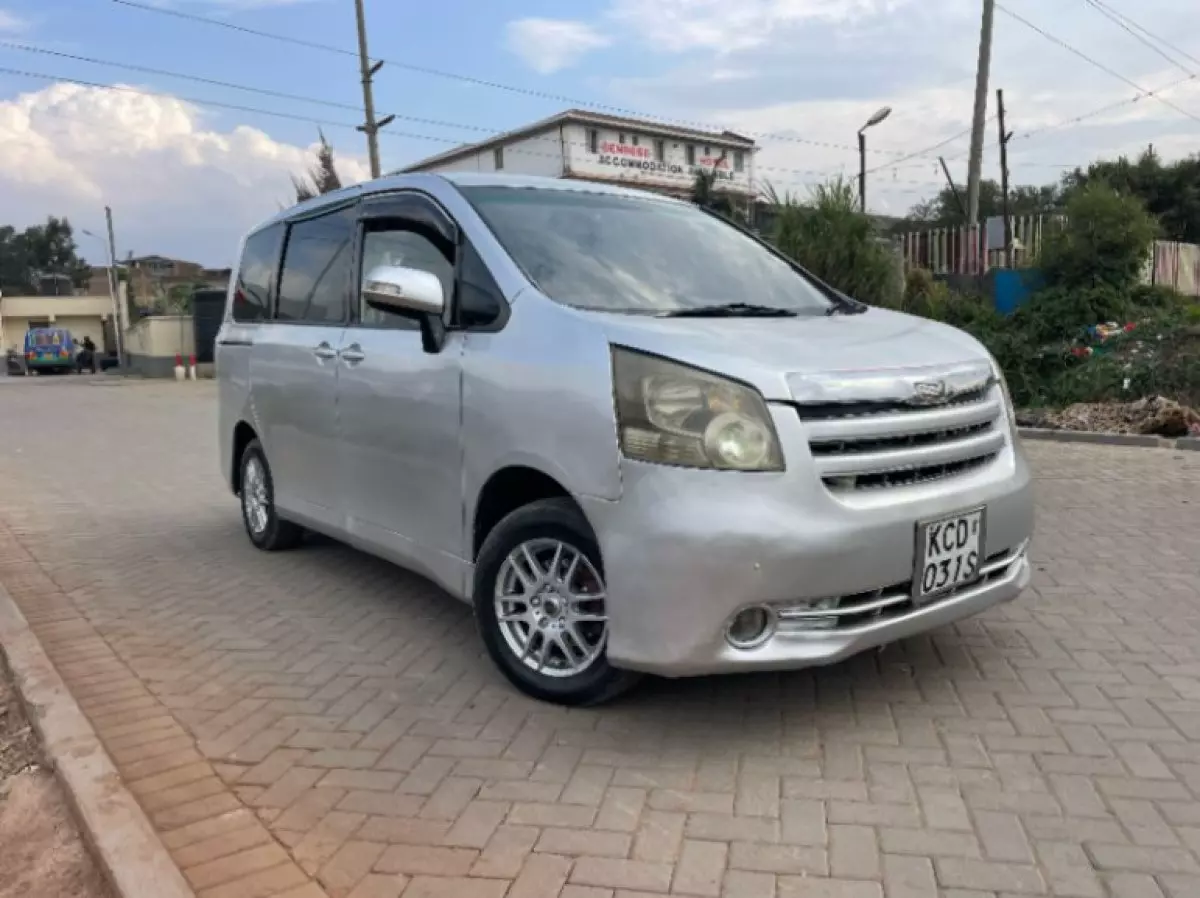 Toyota Noah - 2008