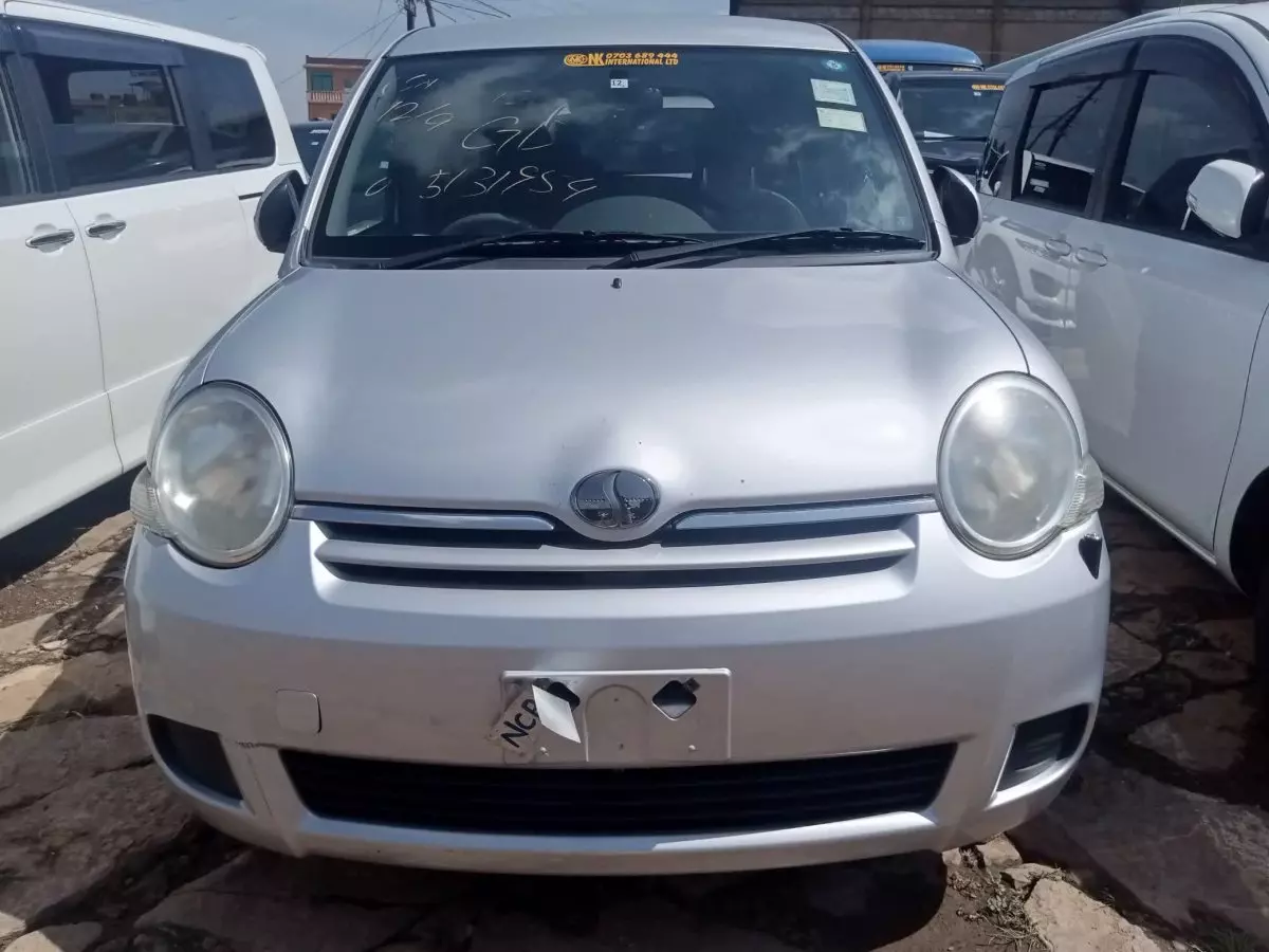 Toyota Sienta - 2010