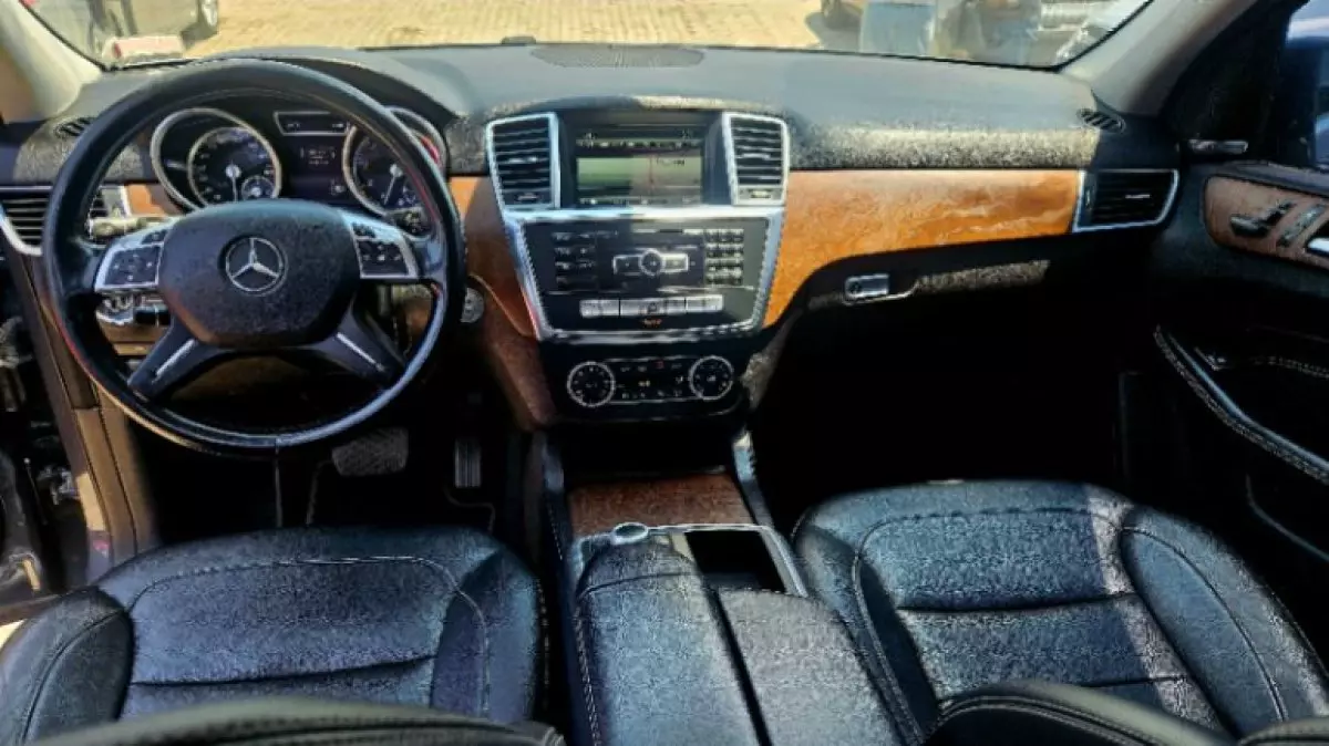 interiorFront