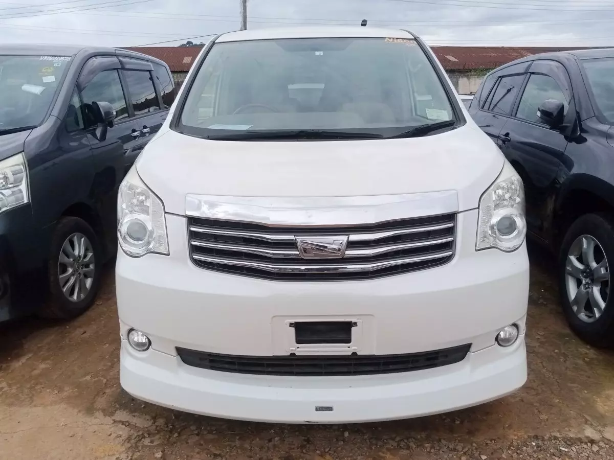 Toyota Noah - 2012