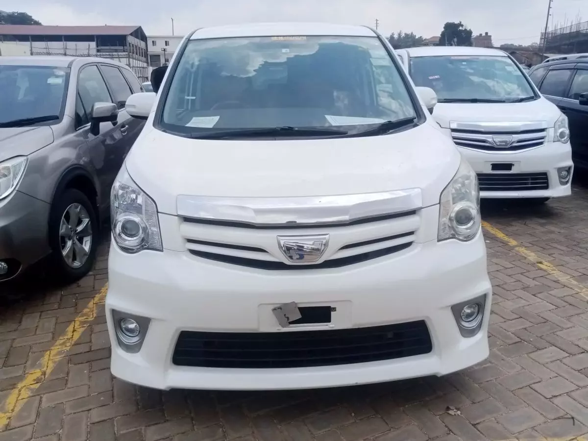 Toyota Noah - 2012
