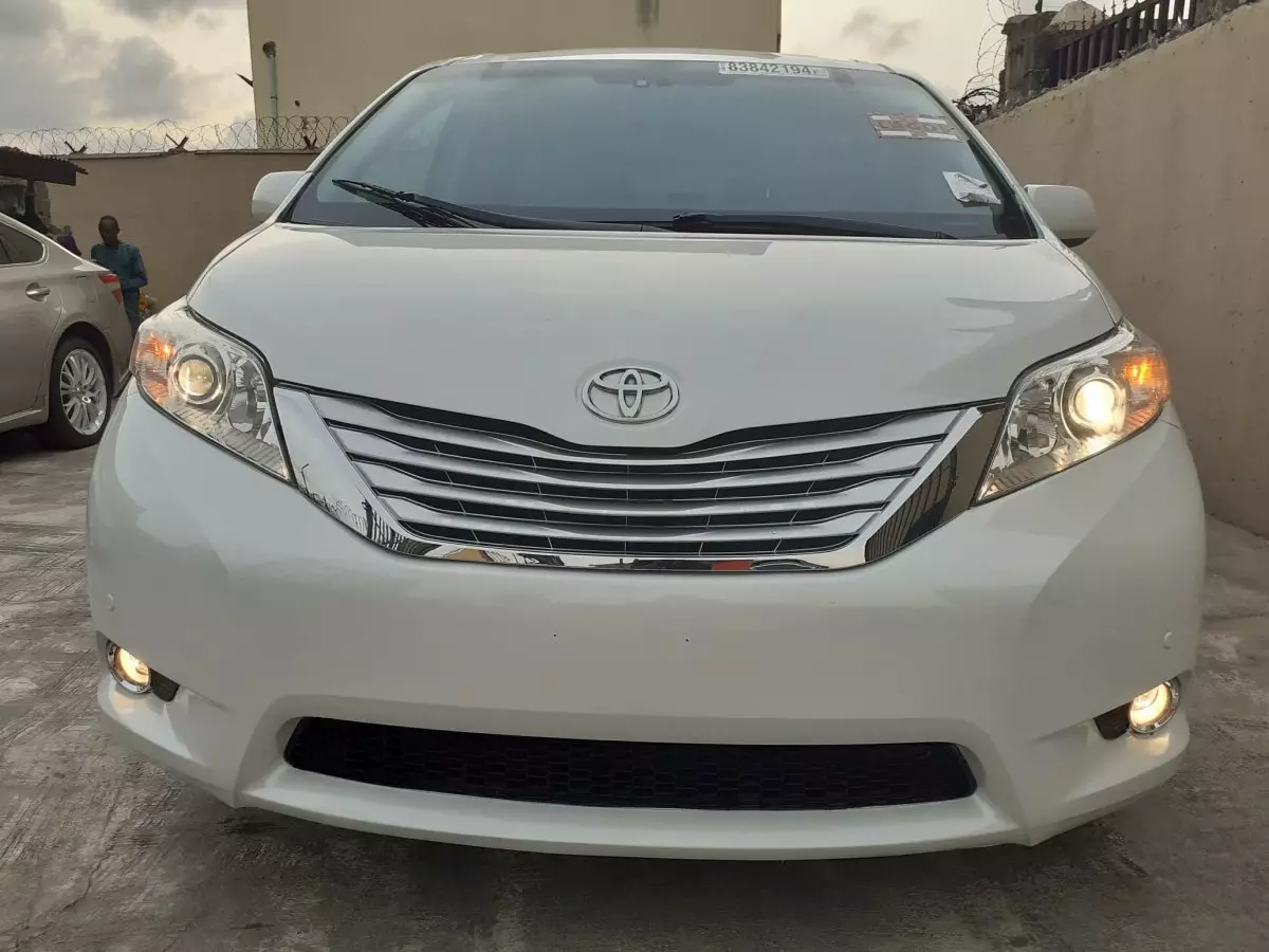 Toyota Sienna - 2011