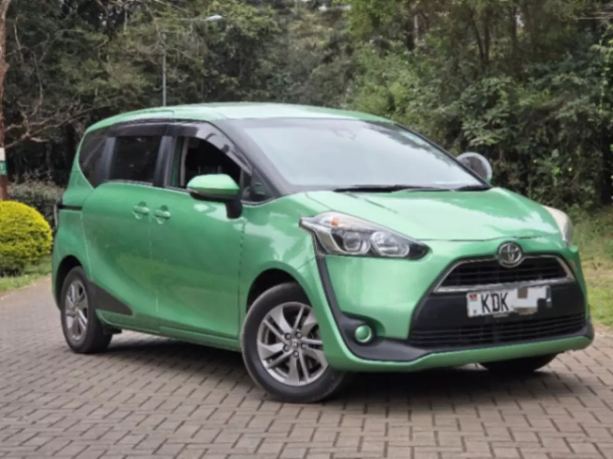 Toyota Sienta - 2016