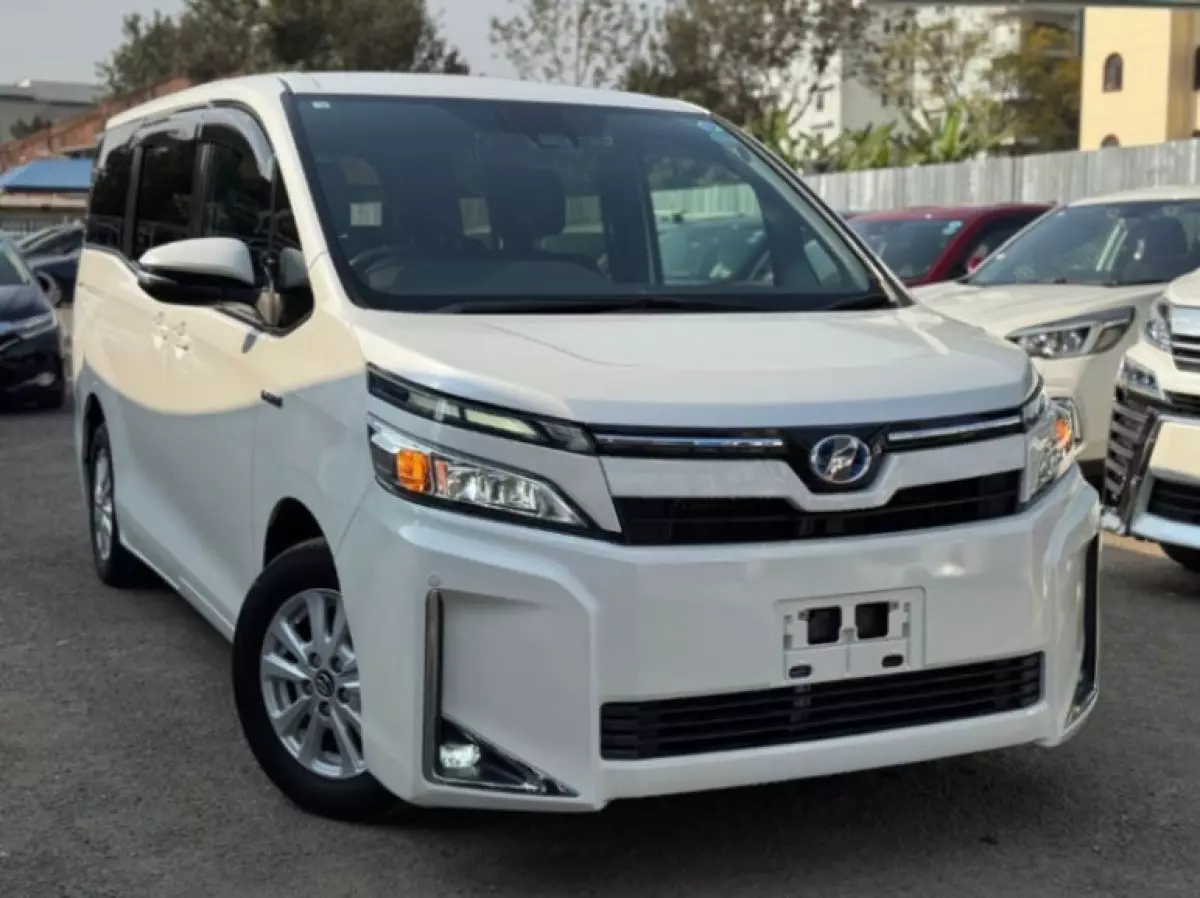 Toyota Voxy  - 2015