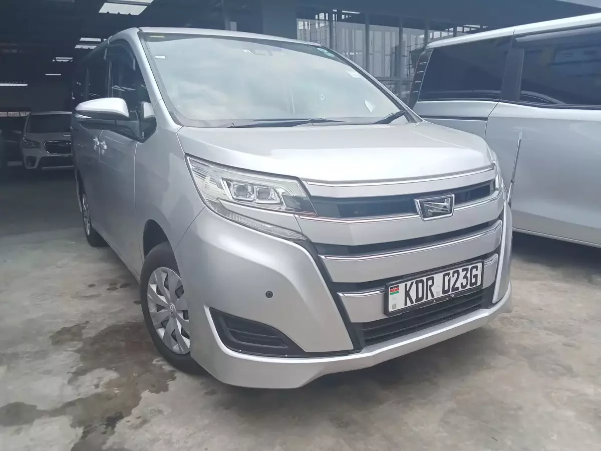 Toyota Noah - 2017