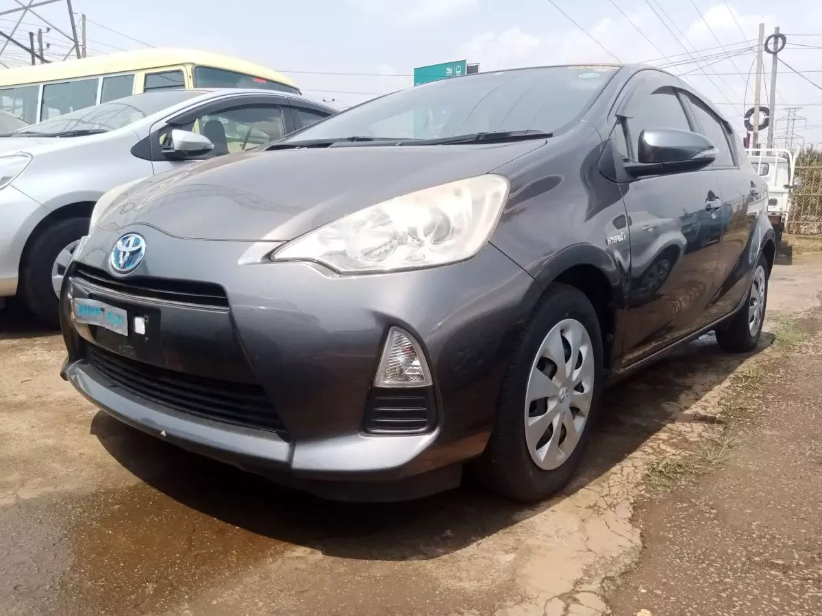 Toyota Aqua Hybrid - 2012