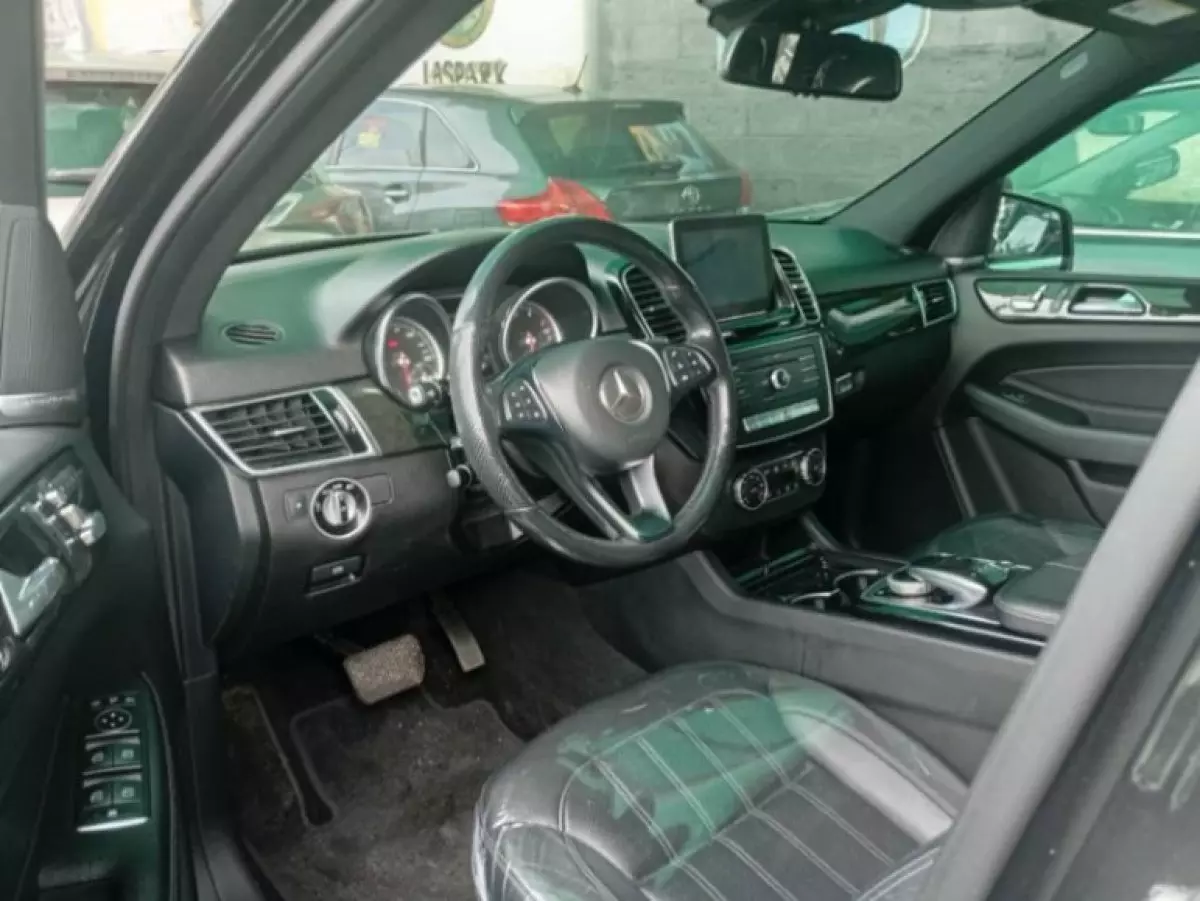 interiorFront
