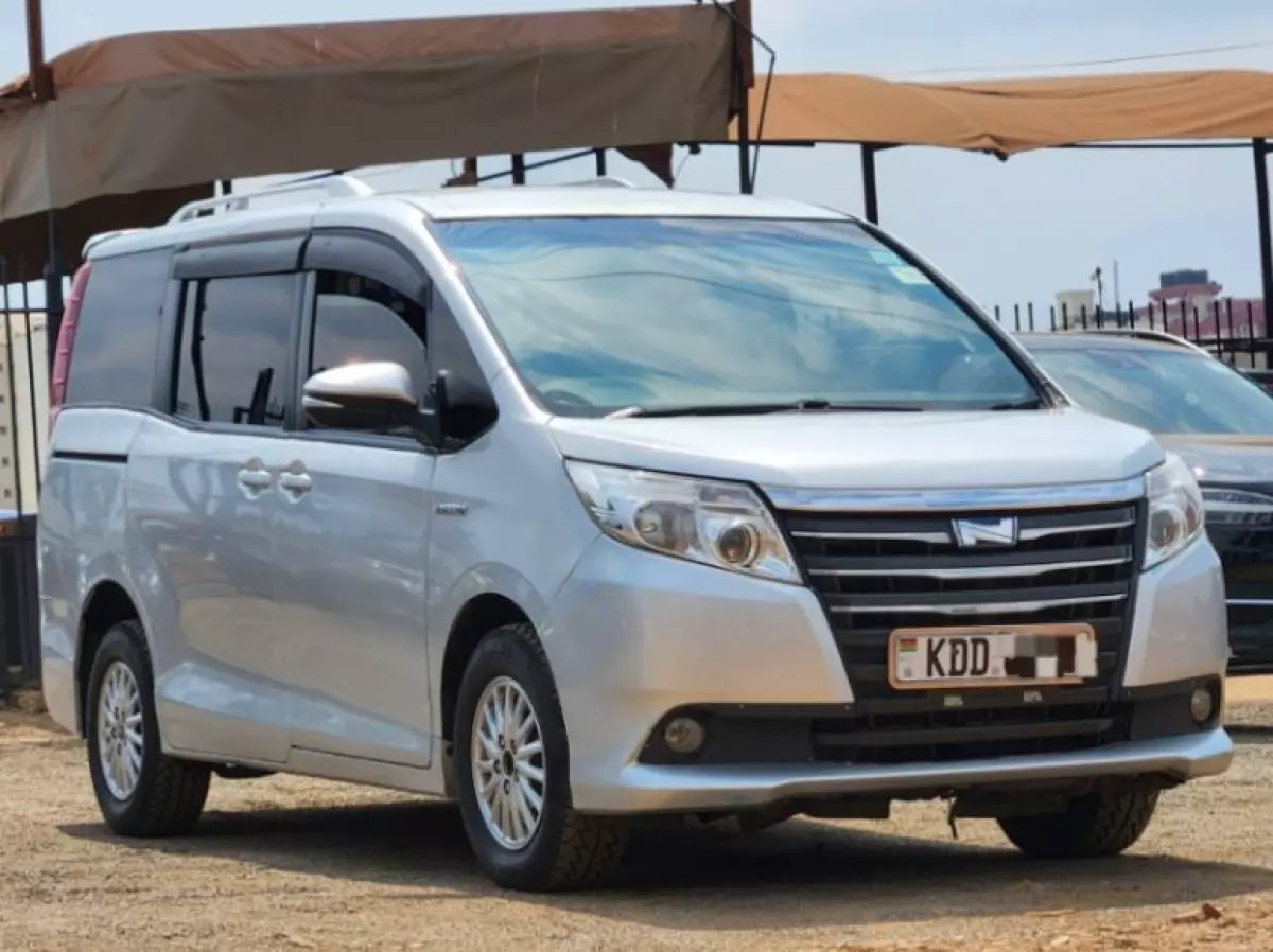 Toyota Noah - 2014
